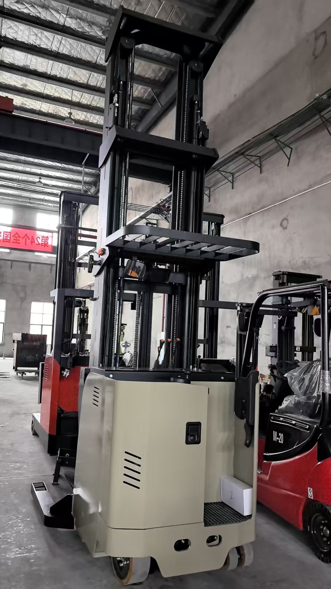 CQDC 24V seitlich stehender Schubmaststapler (1,5T-2,0T) 1600-6000mm